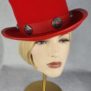 Creaciones Hoeden Collectie – Hoge Hoed – Wolvilt rood – Leren band met conchos – Maat M – Handgemaakt en Uniek