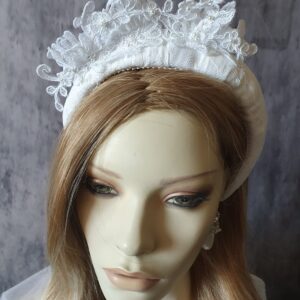 Handgemaakte witte Haarband met Kant en Bloemen voor Bruiden - Elegant Bruilofts haaraccessoire, Tiara met Parels, Kanten Stof, Metalen Kam