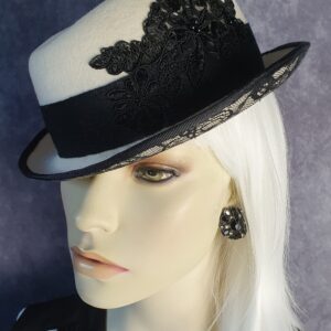 Handgemaakte vilten hoed zwart en wit, elegante vintage hoed fedora met kant -Perfect voor de herfst & winter en speciale gelegenheden