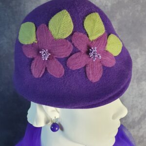 Handgemaakte Paarse Vilten Damespet met Bloemen en Bladeren - Vintage Stijl voor Herfst en Winter