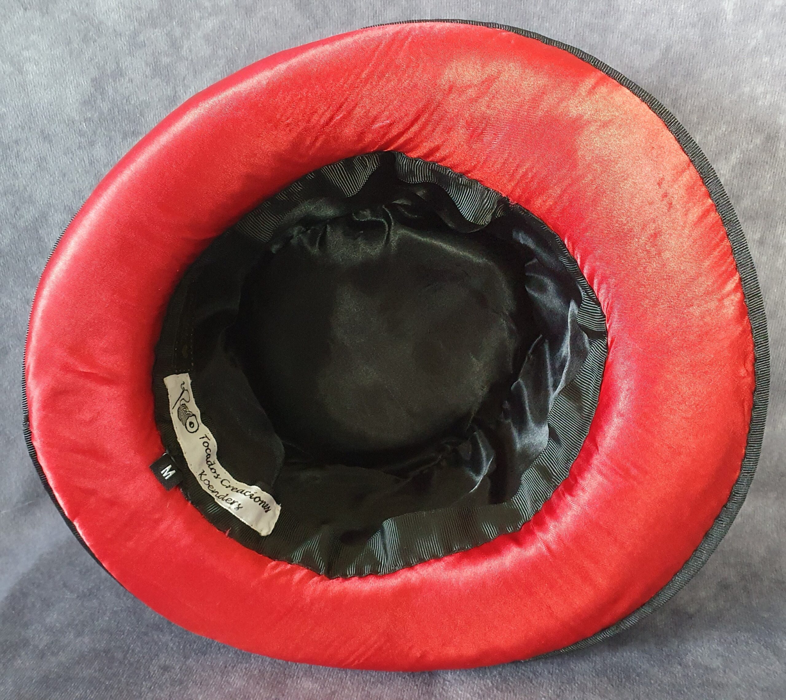 Handgemaakte vilthoed met kalkoenveren vierkleurige mozaïekhoed, vrouwelijke hoofdtooi - perfect voor speciale gelegenheden - Afbeelding 10