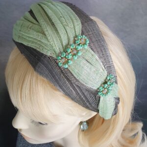 Handgemaakte hoofdband van abaca zijde, grijs met groene en metalen bloemen, elegante diadeem, mooie fascinator - speciale gelegenheden