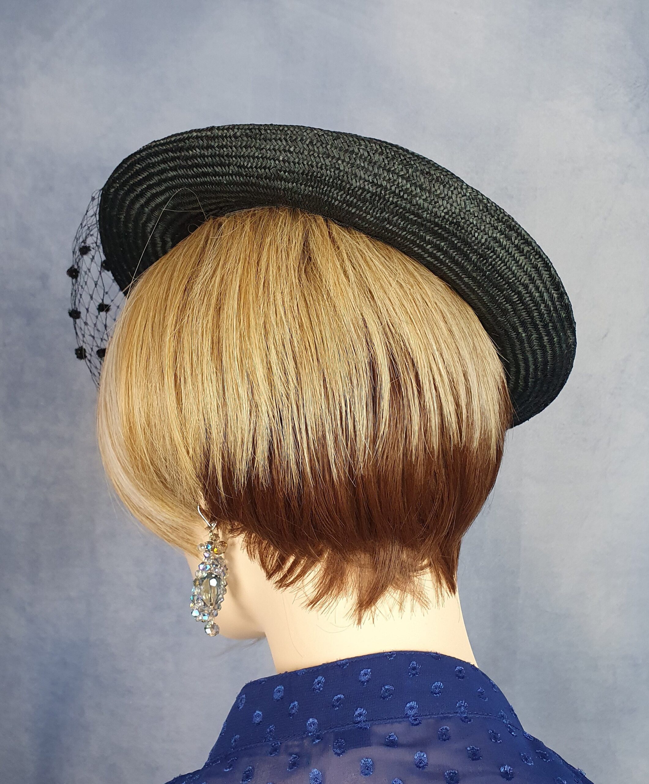 Handgemaakte zwarte parasisal dameshoed met sluier, met abaca zijde en vlinder in de kleur blauw, elegante zomer fascinator, hoofdtooi dames - Afbeelding 8