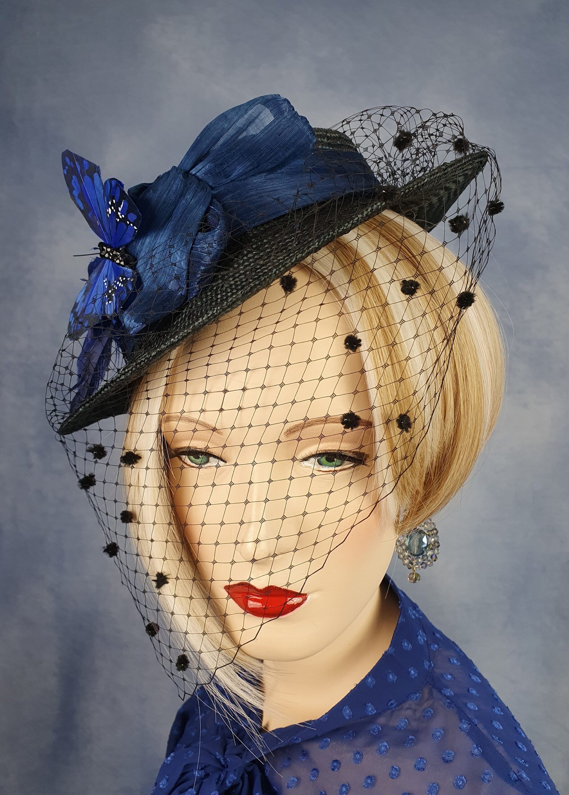 Handgemaakte zwarte parasisal dameshoed met sluier, met abaca zijde en vlinder in de kleur blauw, elegante zomer fascinator, hoofdtooi dames - Afbeelding 7