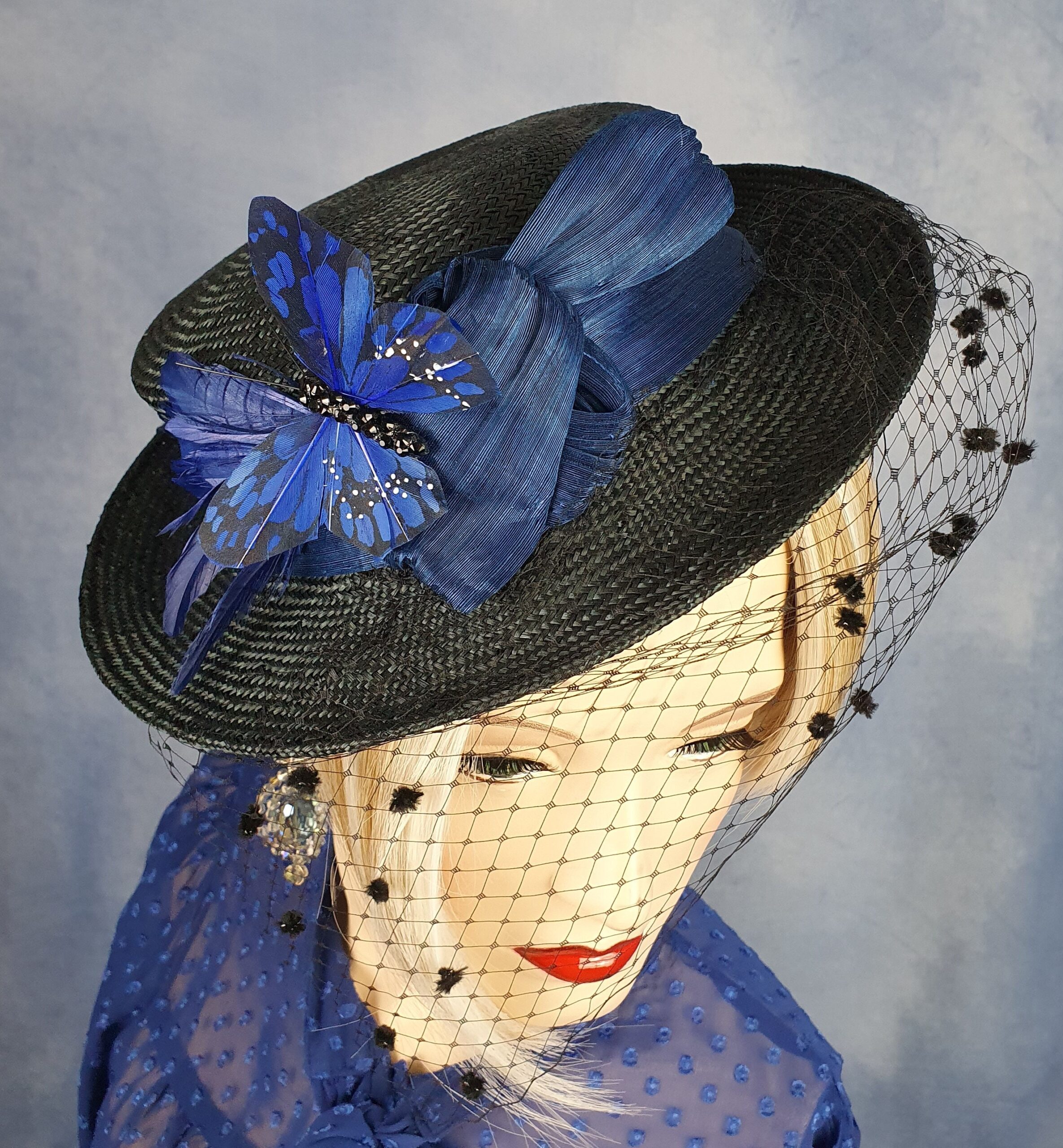 Handgemaakte zwarte parasisal dameshoed met sluier, met abaca zijde en vlinder in de kleur blauw, elegante zomer fascinator, hoofdtooi dames - Afbeelding 4