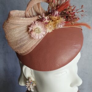 Handgemaakte roze fascinator met natuurlijk leder gastenhoed, elegante hoofdtooi - voor een bruiloft of speciale gelegenheid