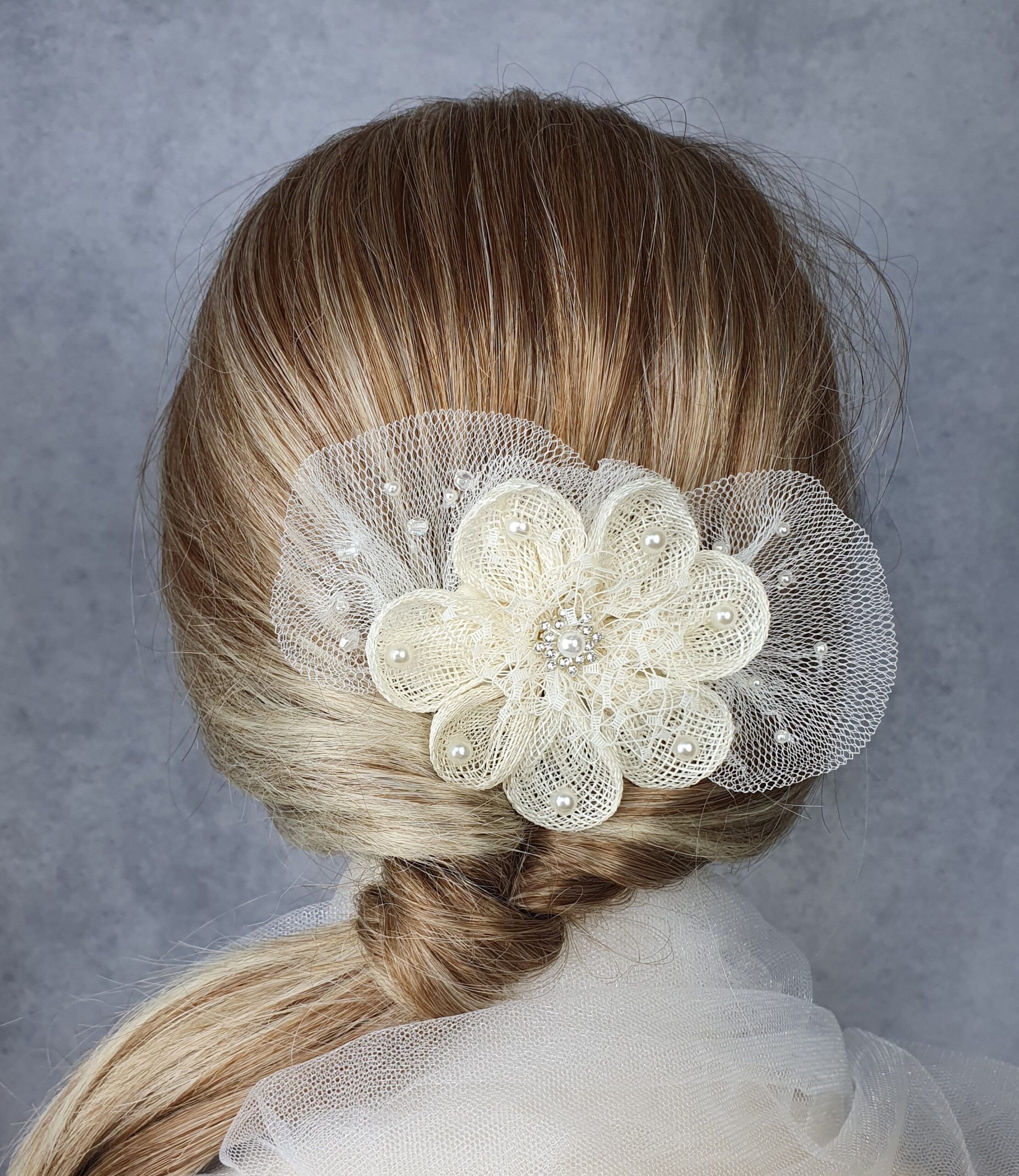 Handgemaakte kam met sinamay bloem elegant bruids haaraccessoire, bruiloft haarkam, speciale evenementen - Afbeelding 2