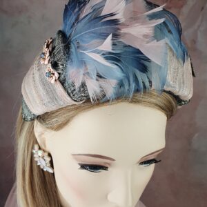 Handgemaakte hoofdband roze met grijs van zijde abaca, versierd met zwanenveren, mooie tiara voor bij een speciaal evenement of gelegenheid