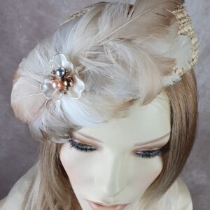 Handgemaakte beige pillboxhoed van stro met zwanenveren, elegante dameshoofdtooi, zomerhoed  voor bruiloften en speciale evenementen.