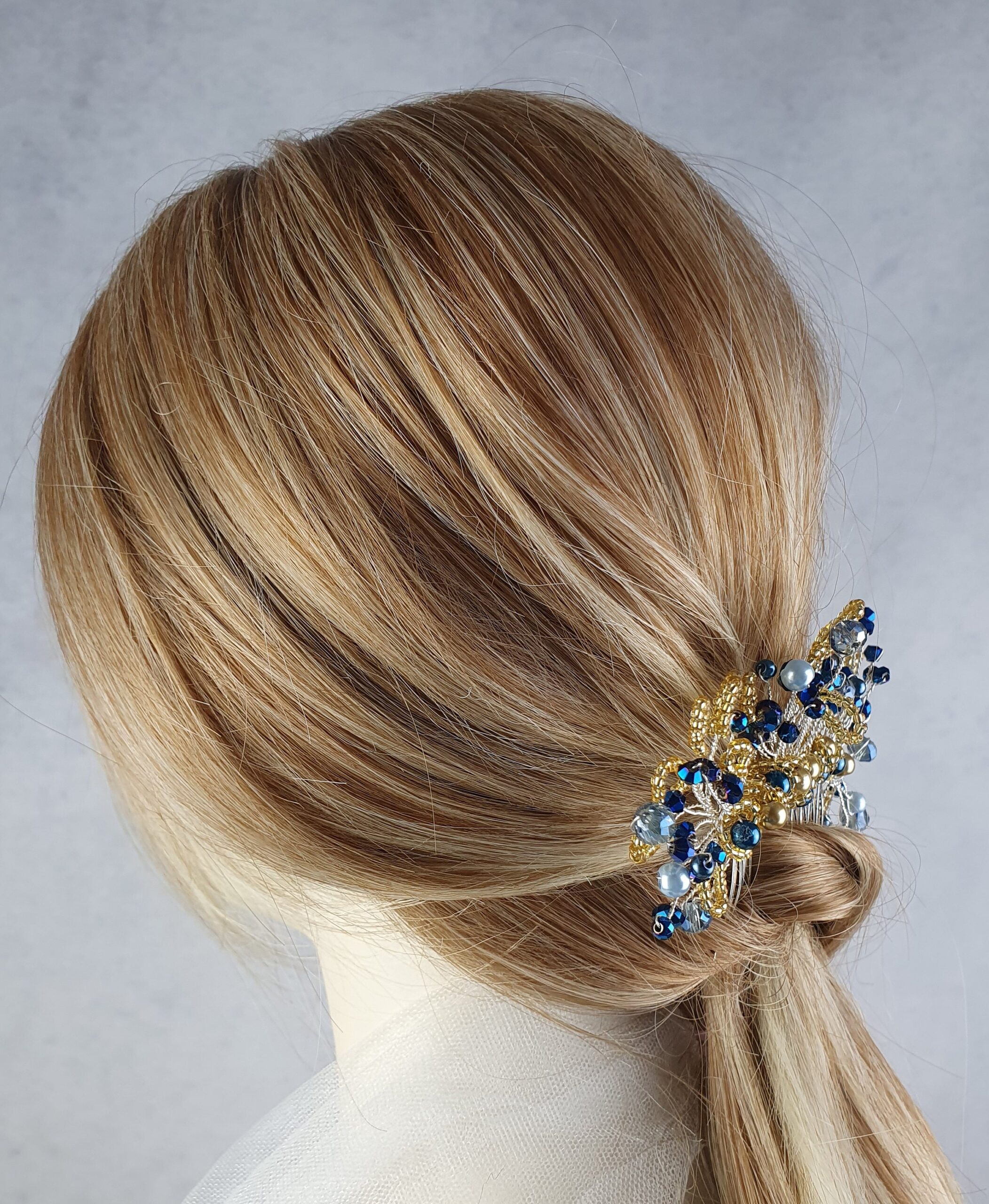 Handgemaakte bruidskam met blauwe parels en druppelstenen - elegant haaraccessoire voor bruiloften en feesten, zilverkleurige metalen kam - Afbeelding 2