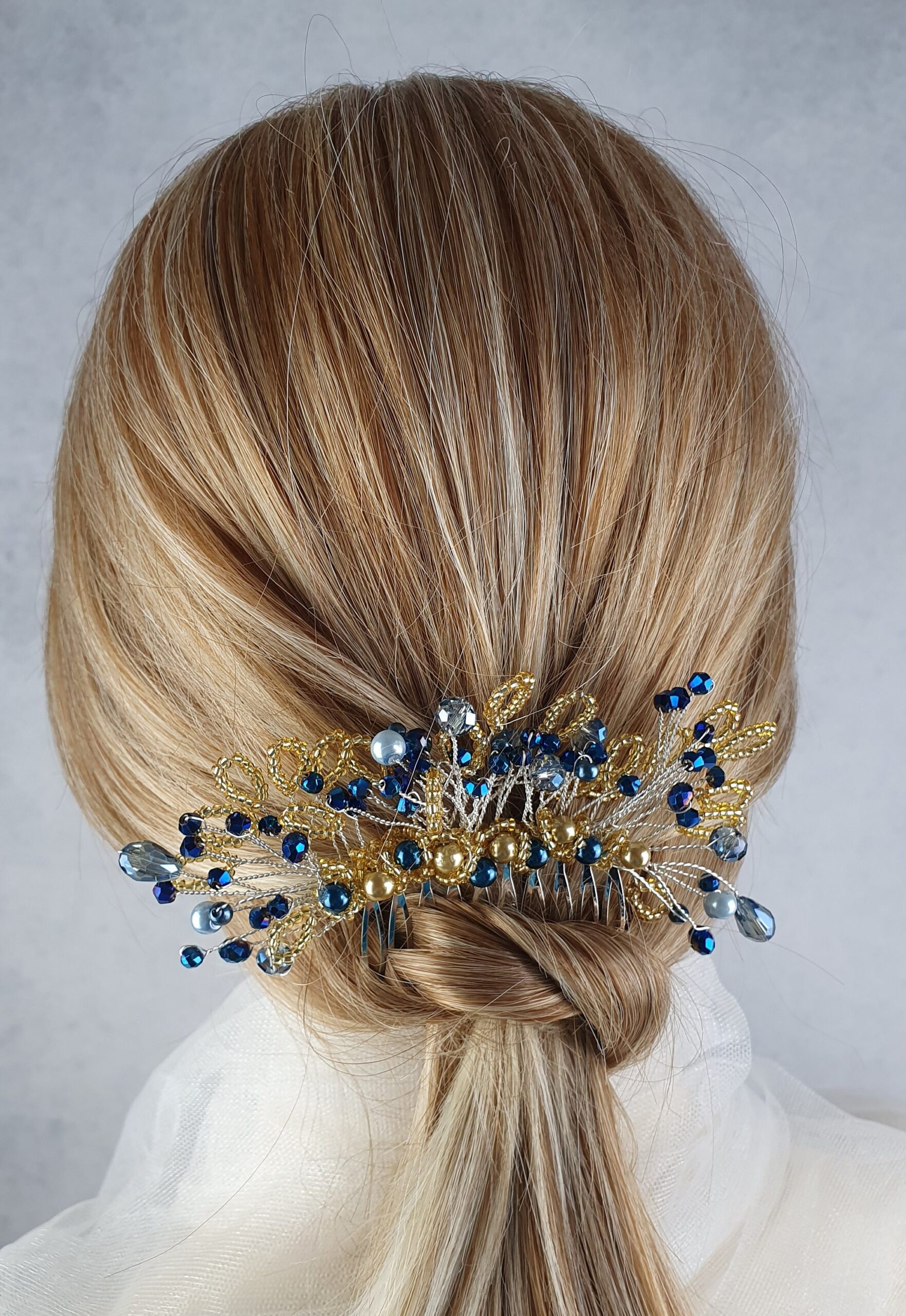 Handgemaakte bruidskam met blauwe parels en druppelstenen - elegant haaraccessoire voor bruiloften en feesten, zilverkleurige metalen kam - Afbeelding 4