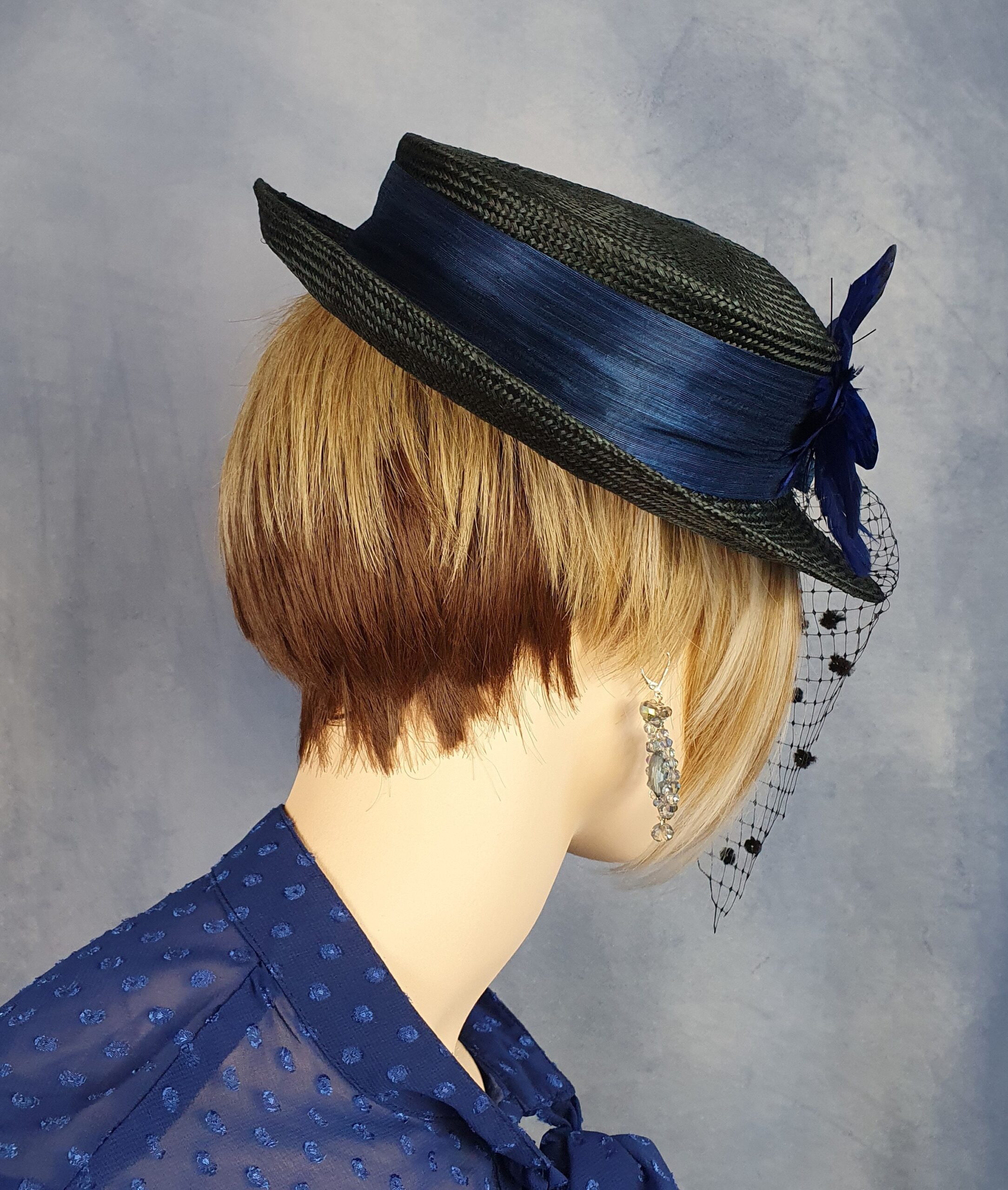Handgemaakte zwarte parasisal dameshoed met sluier, met abaca zijde en vlinder in de kleur blauw, elegante zomer fascinator, hoofdtooi dames - Afbeelding 3