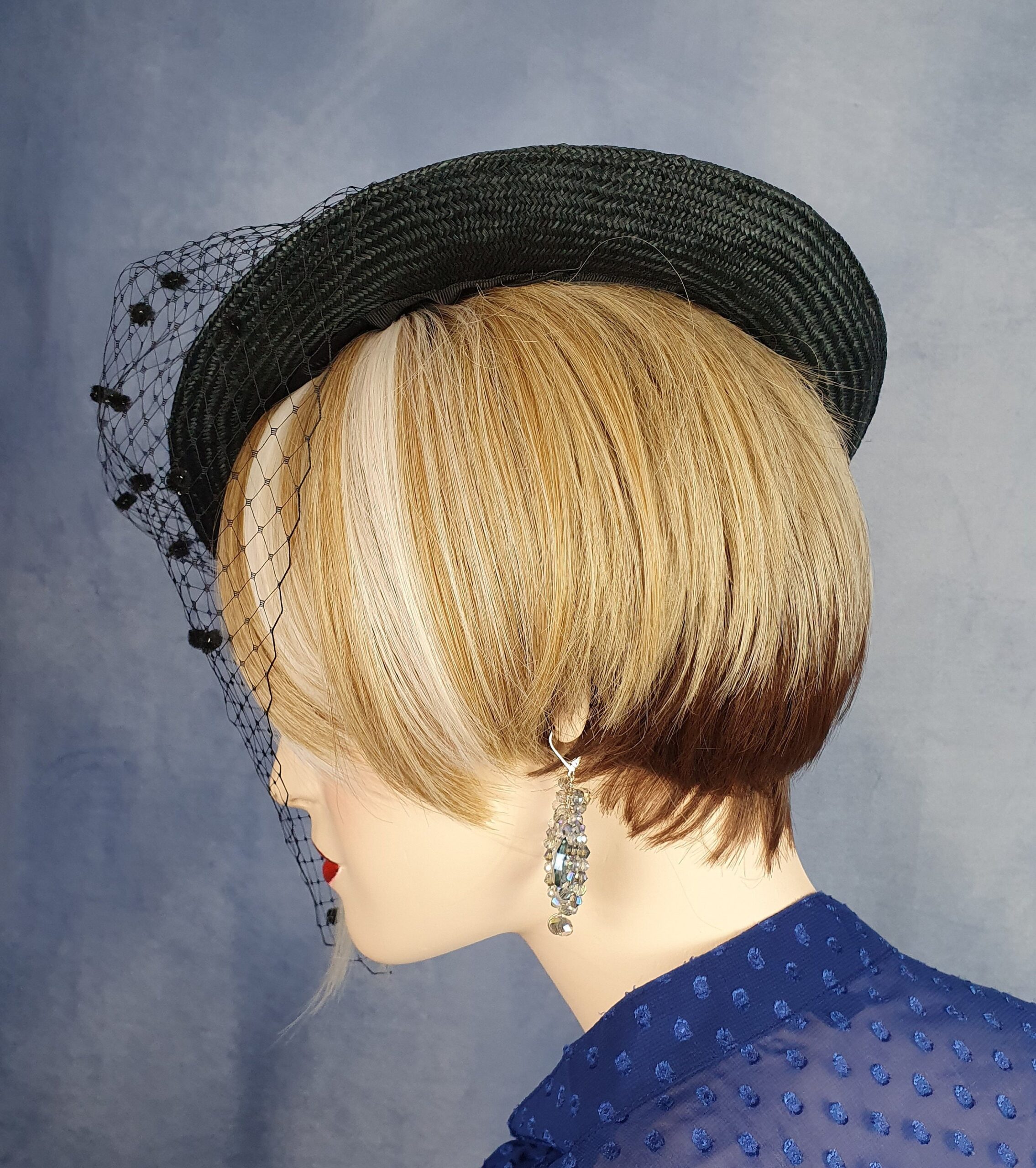 Handgemaakte zwarte parasisal dameshoed met sluier, met abaca zijde en vlinder in de kleur blauw, elegante zomer fascinator, hoofdtooi dames - Afbeelding 5