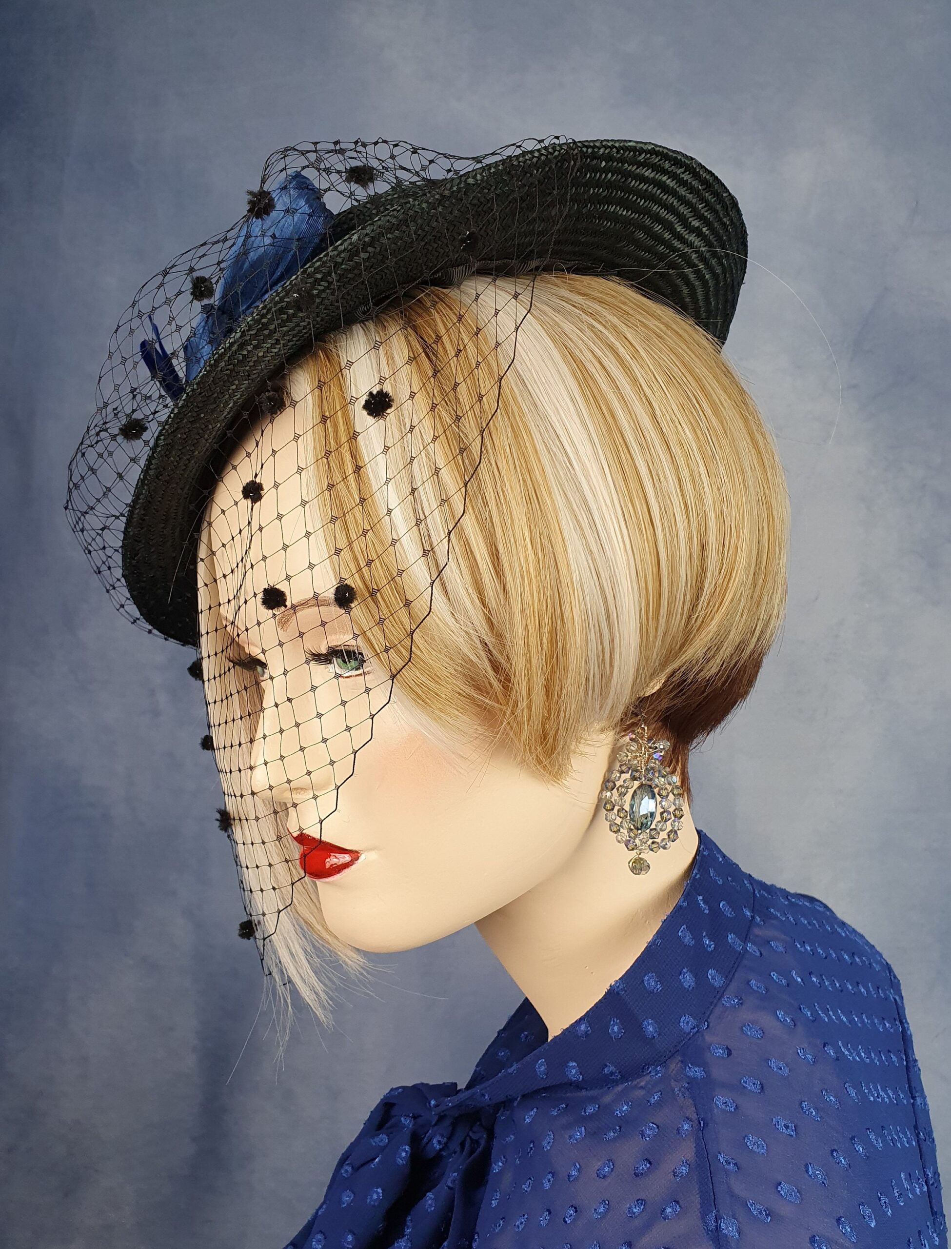 Handgemaakte zwarte parasisal dameshoed met sluier, met abaca zijde en vlinder in de kleur blauw, elegante zomer fascinator, hoofdtooi dames - Afbeelding 6