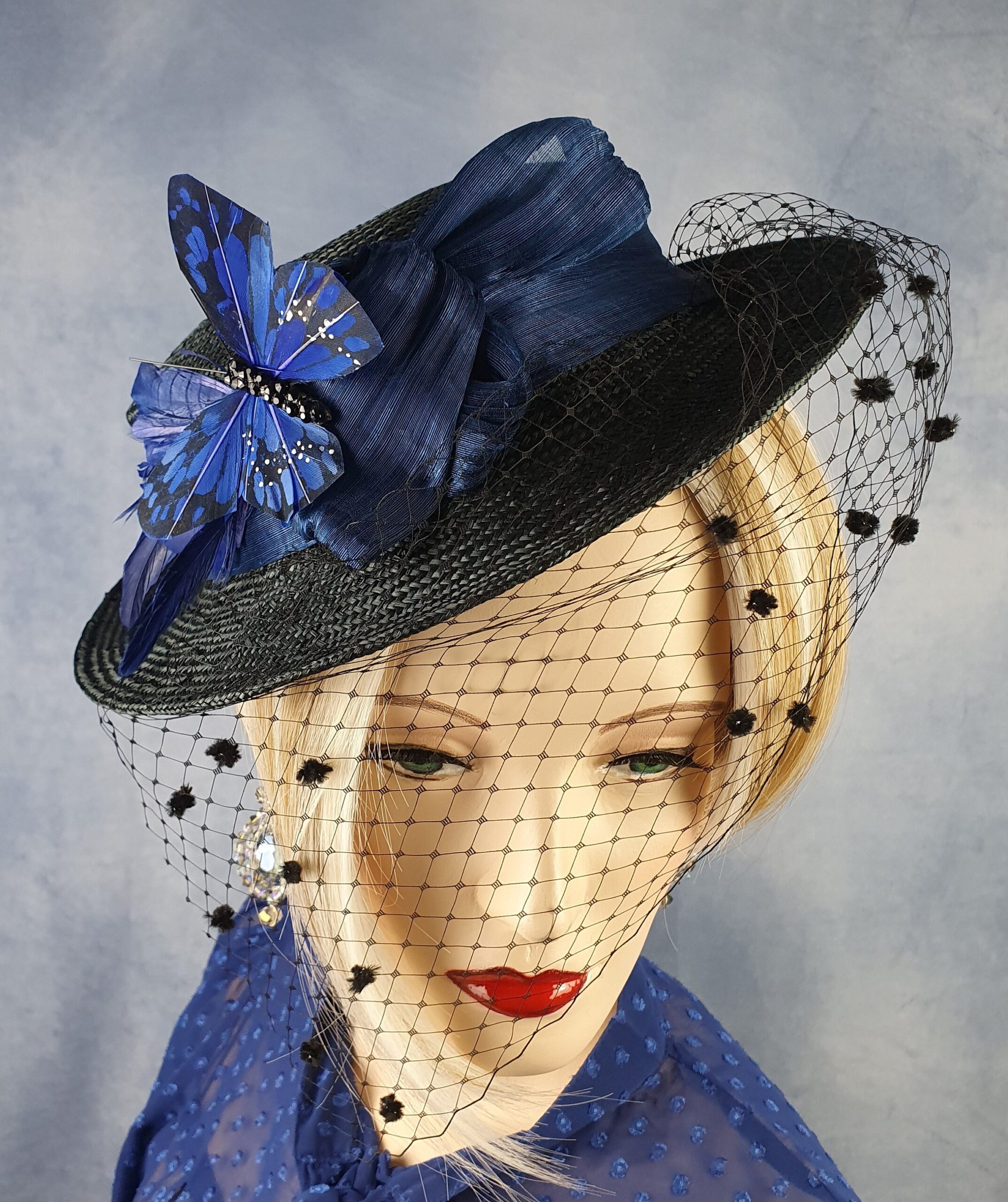 Handgemaakte zwarte parasisal dameshoed met sluier, met abaca zijde en vlinder in de kleur blauw, elegante zomer fascinator, hoofdtooi dames - Afbeelding 2