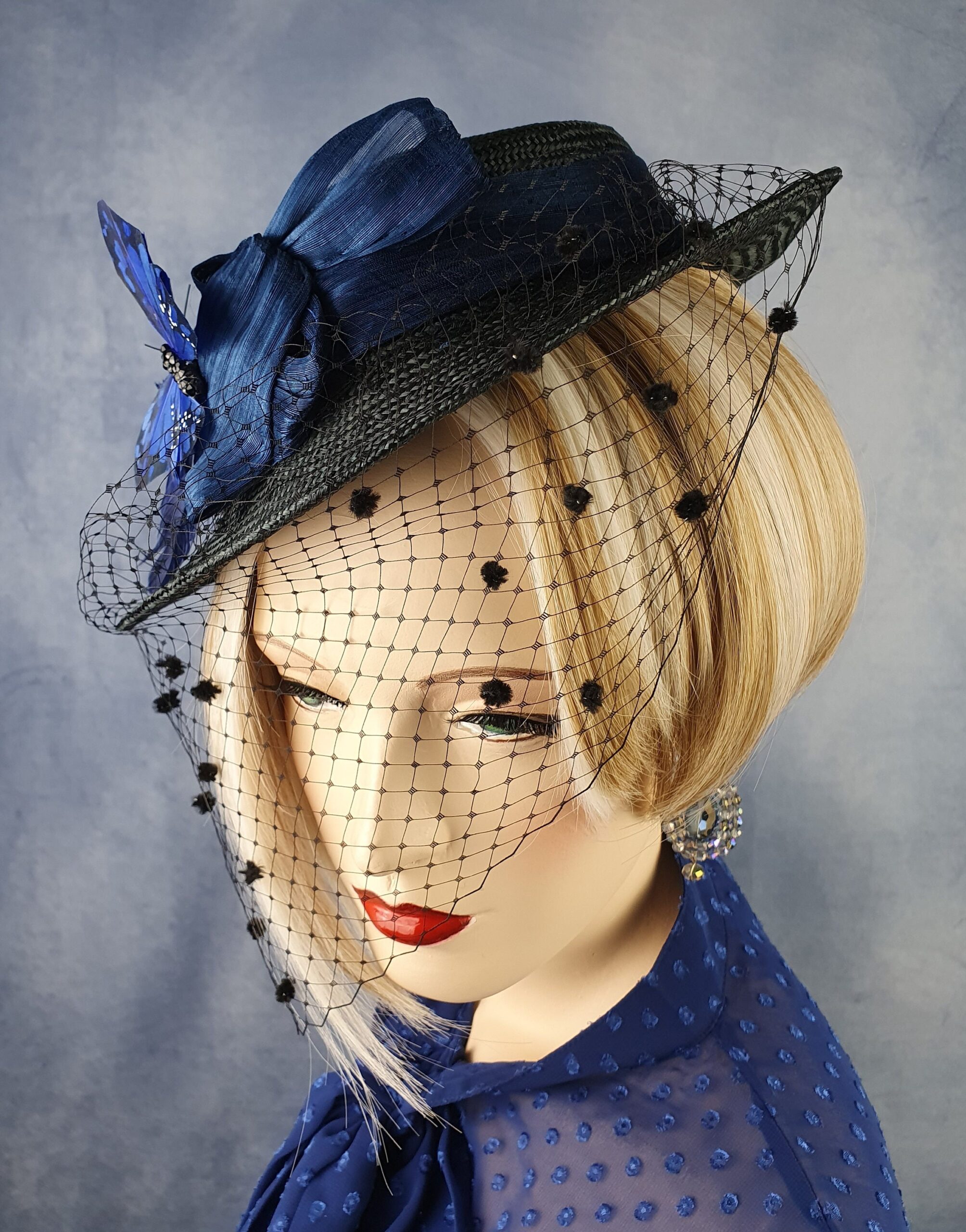 Handgemaakte zwarte parasisal dameshoed met sluier, met abaca zijde en vlinder in de kleur blauw, elegante zomer fascinator, hoofdtooi dames - Afbeelding 10