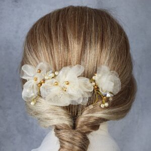 Handgemaakte bruidskam met parels, druppelstenen en organza zijde bloemen - haaraccessoire voor bruiloften, goudkleurige metalen Kam