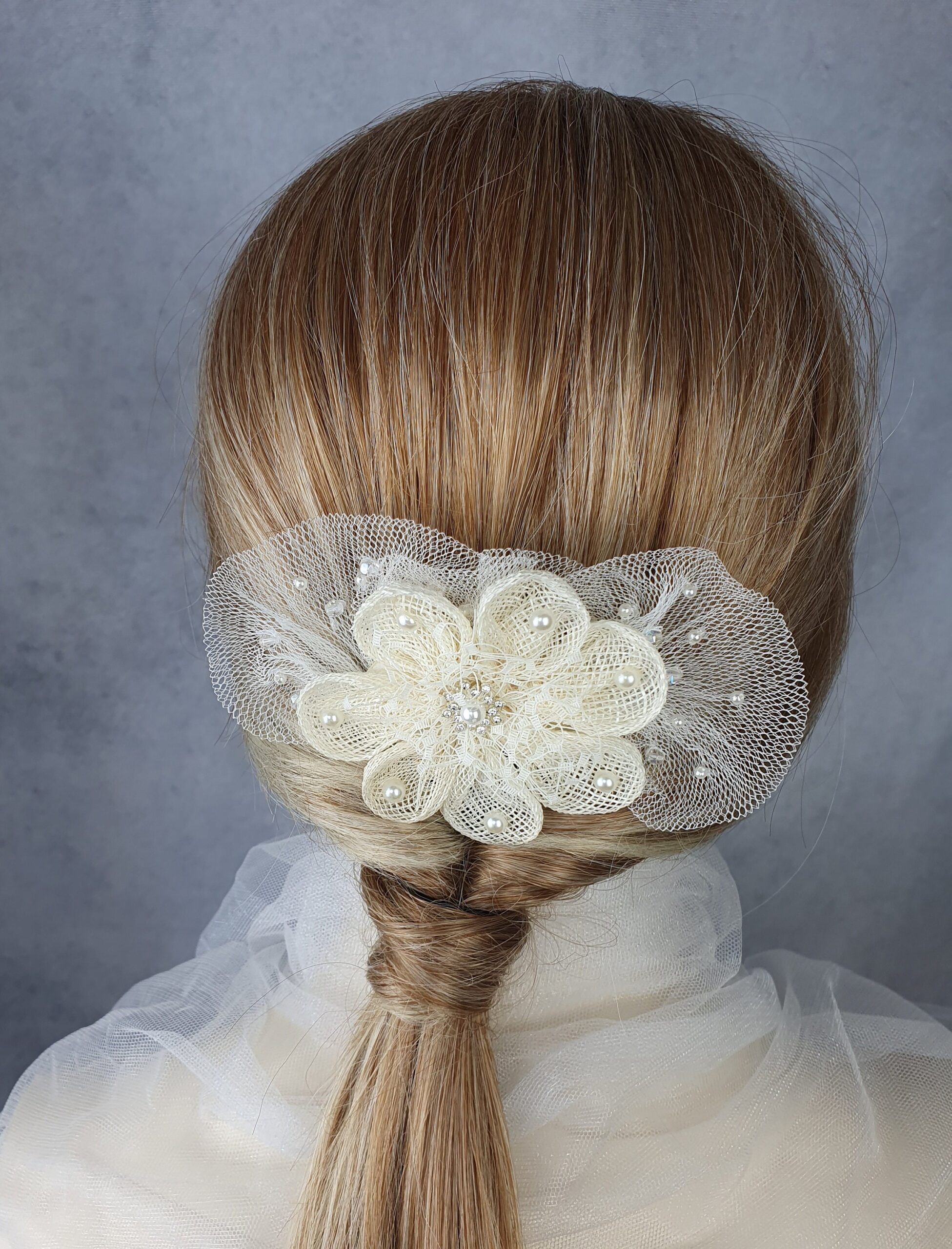 Handgemaakte kam met sinamay bloem elegant bruids haaraccessoire, bruiloft haarkam, speciale evenementen - Afbeelding 3