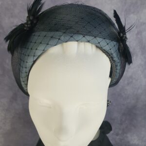Handgemaakte hoofdband grijs met zwart - elegante fascinator ontworpen in natuurlijk leer, unieke hoofdtooi voor speciale gelegenheden
