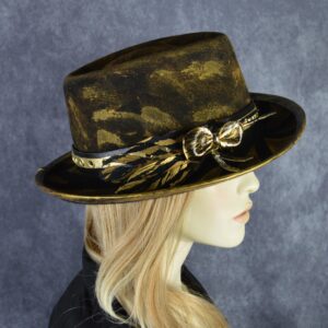 Handgemaakte fedora hoed van zwart vilt met goud, dames winterhoed, verouderde hoed - Uniek, maar één exemplaar.