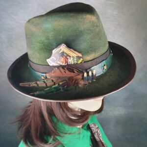 Handgemaakte groene vilten cowboy fedora, vintage unisex verbrande hoed met nep kogels, verouderde hoed - perfect voor elke gelegenheid