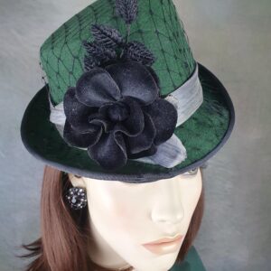 Handgemaakte Unieke Groene Vilten Dameshoed met een Roos en Bladeren, Minihoed, Elegante hoofdtooi - Vintage Stijl voor de Winter
