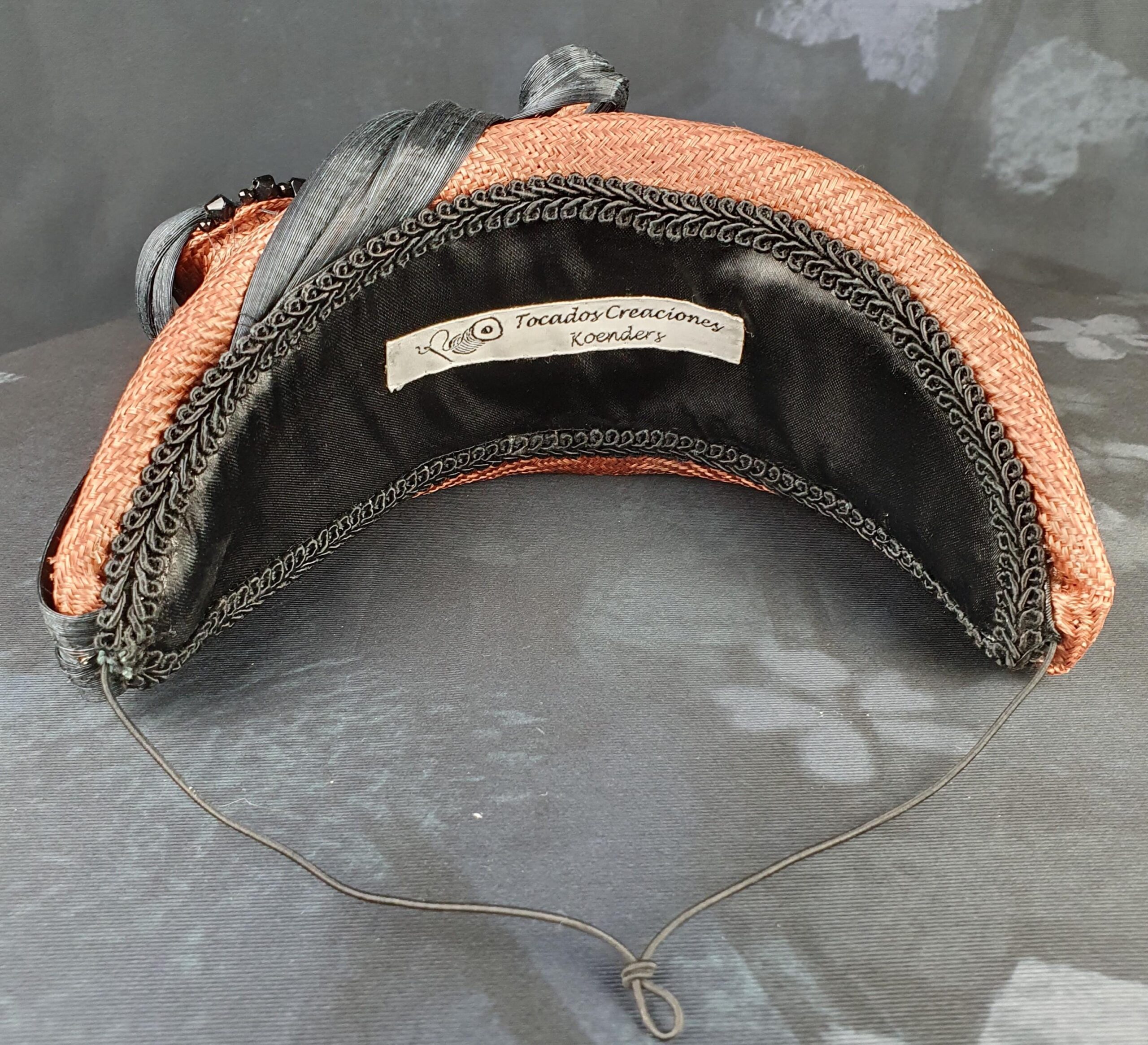 Hoofdband handgemaakte parasisal, bronskleur met zwart, abaca zijden hoofdband, unieke diadeem, dameshoofdband, speciale evenementen. - Afbeelding 10