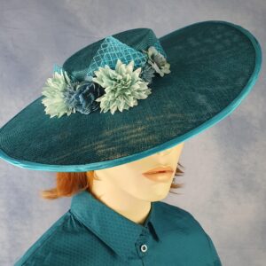 Handgemaakte pamela van natuurlijke vezels, turquoise kleur met bloemen, fascinator voor dames, gasthoed, zomerhoed