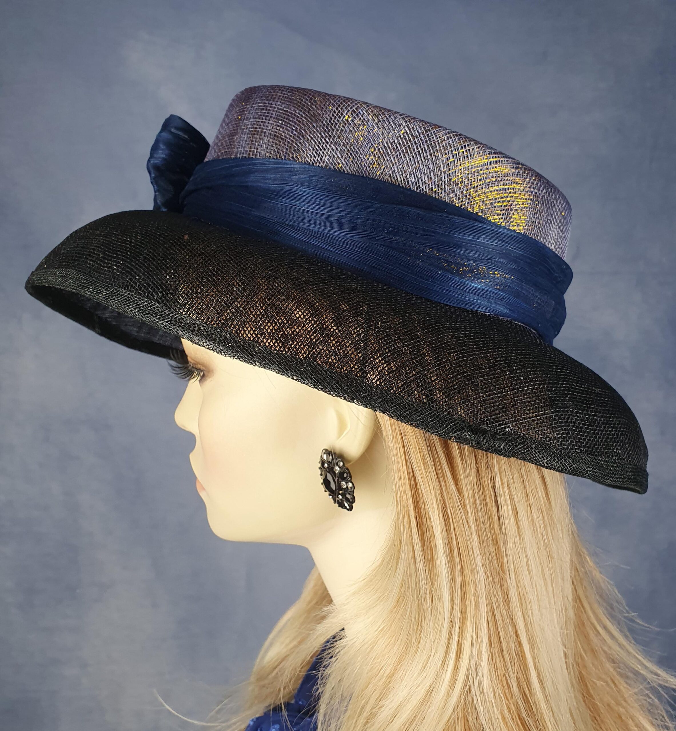 Handgemaakte zwarte en blauwe fascinator van sinamay en abaca zijde, elegante dameshoed, bruiloftshoed, zomerhoed, evenementhoed - Afbeelding 3