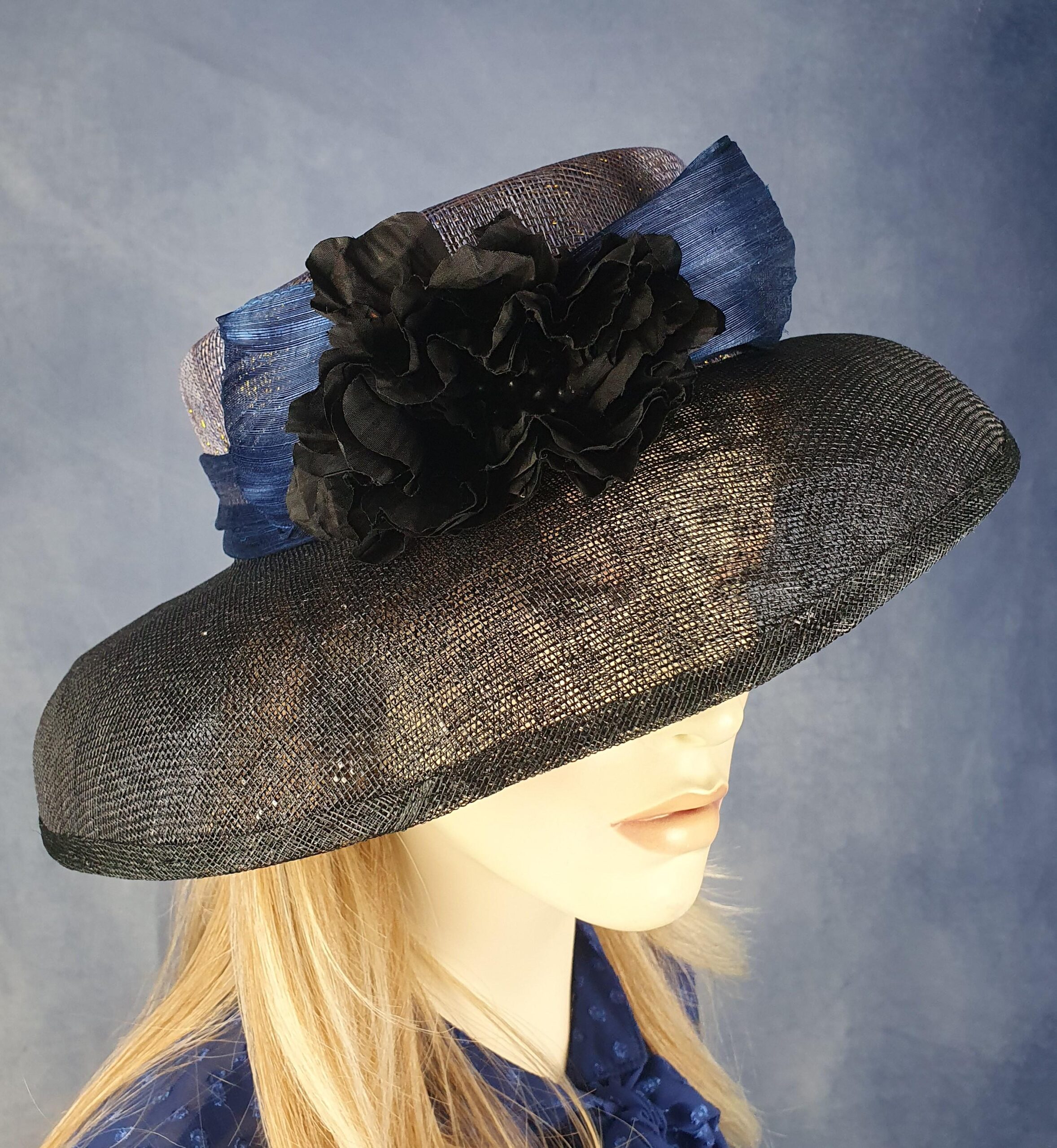 Handgemaakte zwarte en blauwe fascinator van sinamay en abaca zijde, elegante dameshoed, bruiloftshoed, zomerhoed, evenementhoed - Afbeelding 5