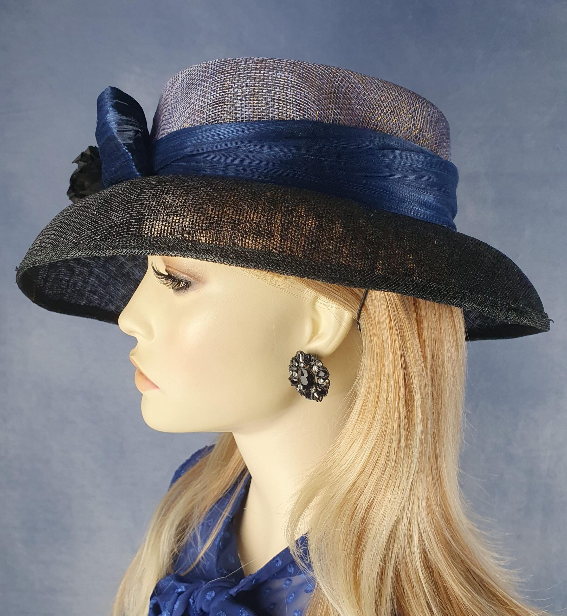 Handgemaakte zwarte en blauwe fascinator van sinamay en abaca zijde, elegante dameshoed, bruiloftshoed, zomerhoed, evenementhoed - Afbeelding 7