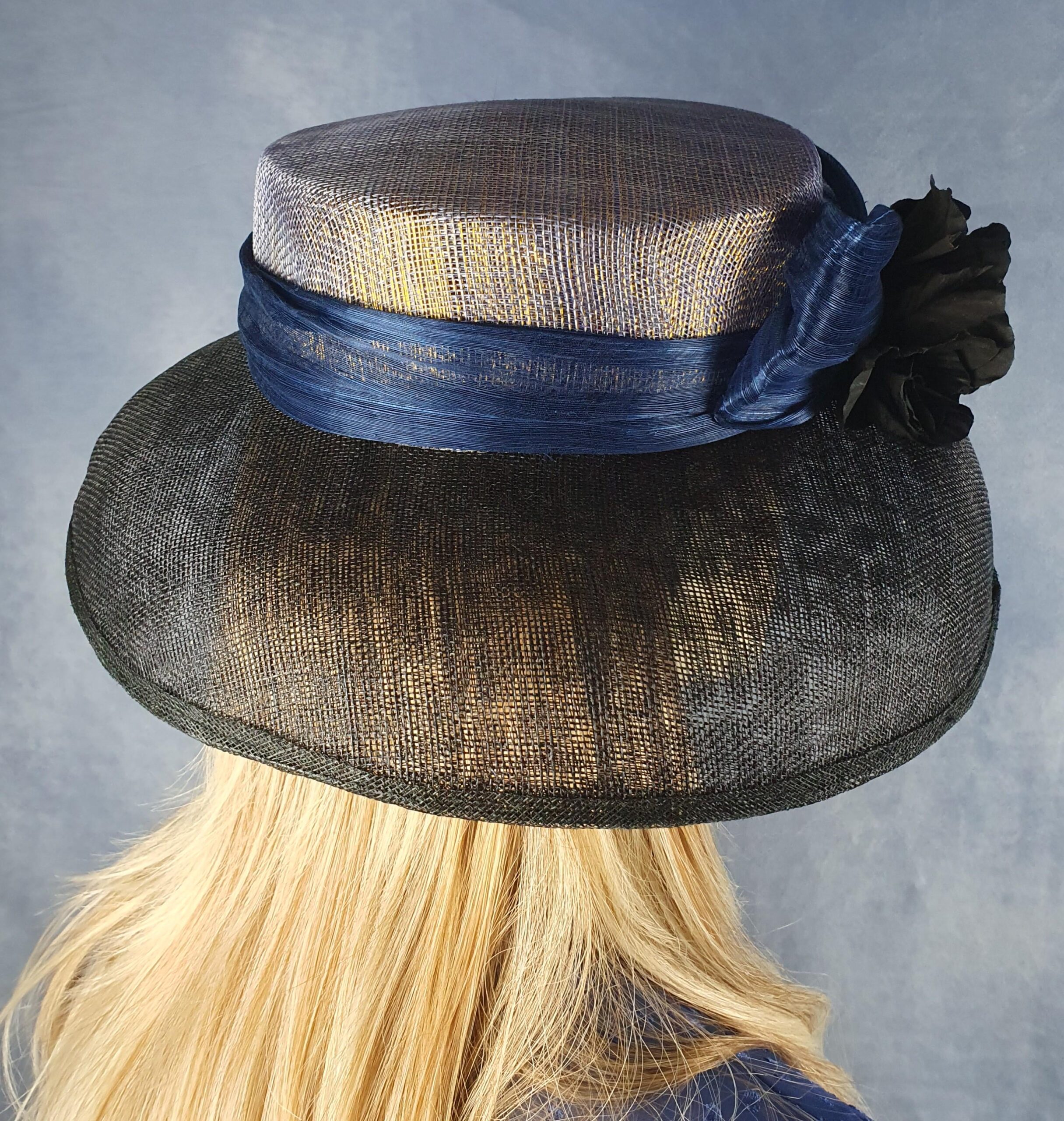 Handgemaakte zwarte en blauwe fascinator van sinamay en abaca zijde, elegante dameshoed, bruiloftshoed, zomerhoed, evenementhoed - Afbeelding 8