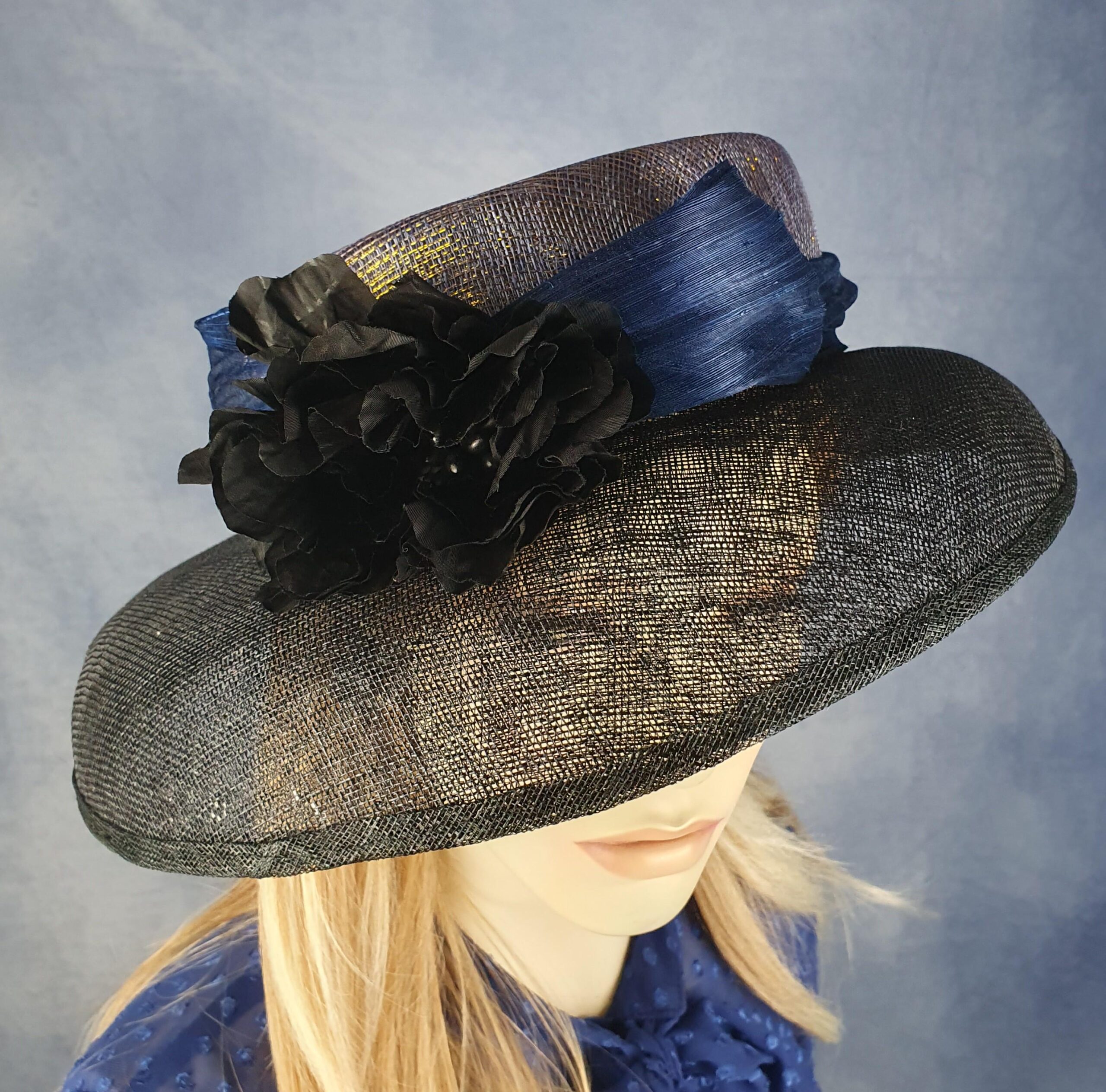 Handgemaakte zwarte en blauwe fascinator van sinamay en abaca zijde, elegante dameshoed, bruiloftshoed, zomerhoed, evenementhoed
