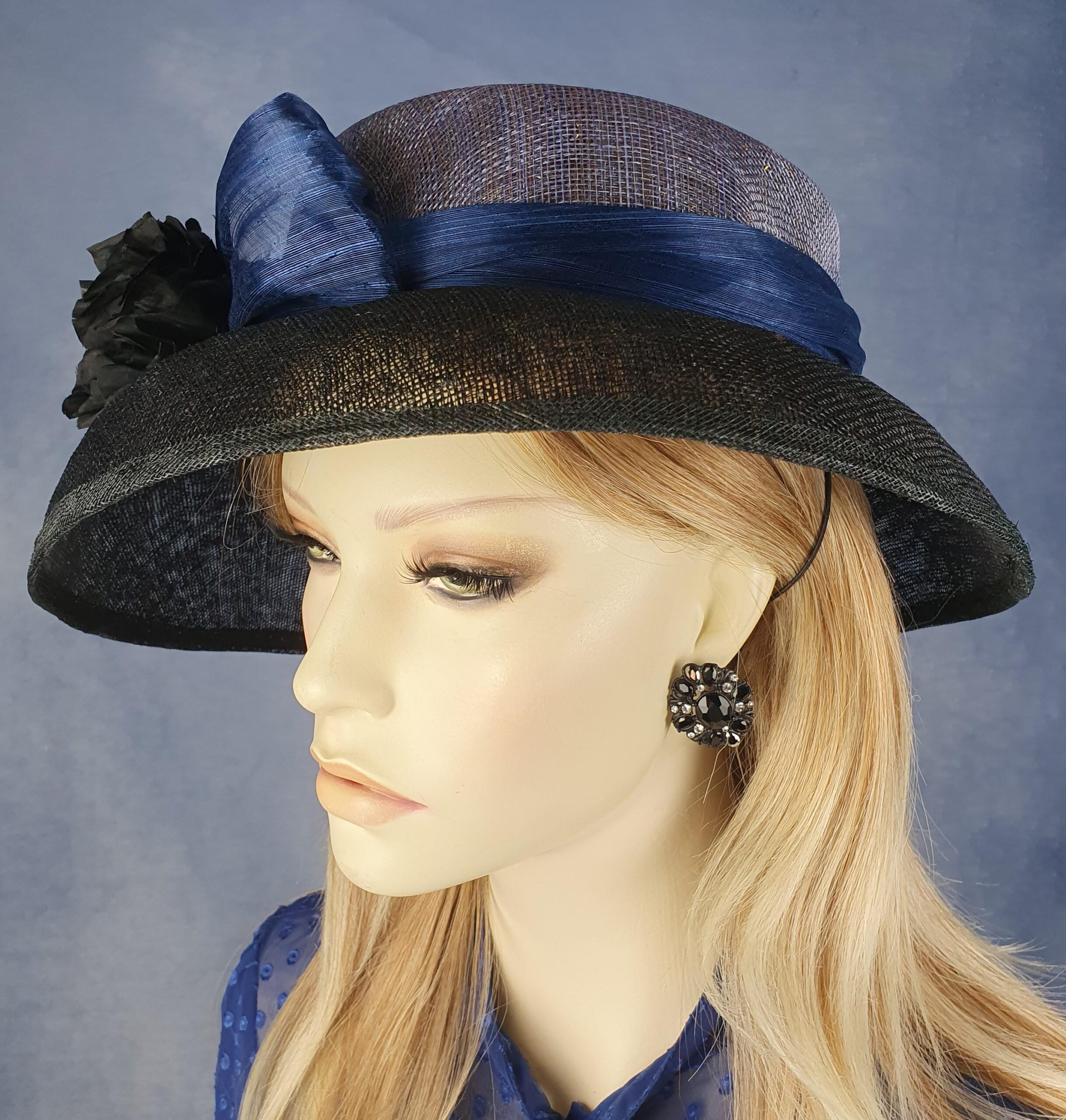 Handgemaakte zwarte en blauwe fascinator van sinamay en abaca zijde, elegante dameshoed, bruiloftshoed, zomerhoed, evenementhoed - Afbeelding 2