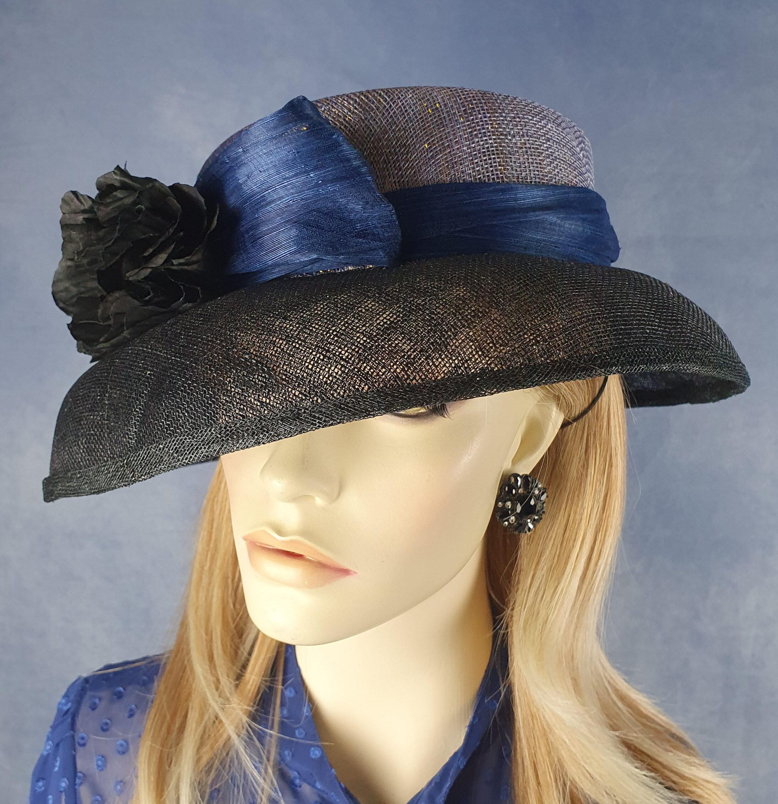 Handgemaakte zwarte en blauwe fascinator van sinamay en abaca zijde, elegante dameshoed, bruiloftshoed, zomerhoed, evenementhoed - Afbeelding 6