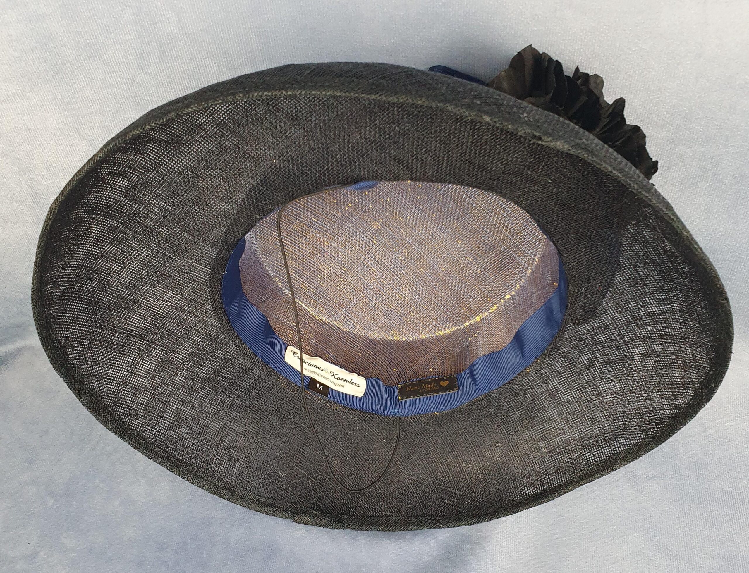 Handgemaakte zwarte en blauwe fascinator van sinamay en abaca zijde, elegante dameshoed, bruiloftshoed, zomerhoed, evenementhoed - Afbeelding 9