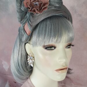 Handgemaakte roze en grijze hoofdband van natuurlijk leer, elegante fascinator, unieke hoofdtooi