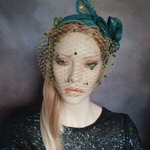 Creaciones Hoofdband Collectie – Hoofdband – Groen/goud abaca-zijde – Sluier en parels – Universele maat – Handgemaakt en Uniek
