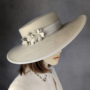 Creaciones Hoeden Collectie – Vilten Hoed – Ecru-beige wit – Leren bloemen – Universele maat – Handgemaakt en Uniek
