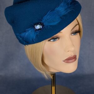 Creaciones Hoeden Collectie – Pillbox Hoed – Vilt blauw – Zwanenveren en kristallen steen – Maat M – Handgemaakt en Uniek