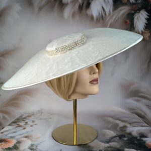 Creaciones Hoeden Collectie – Pamela Hoed – Natuurlijke vezels ivoor – Kant en parelband – Universele maat – Handgemaakt en Uniek