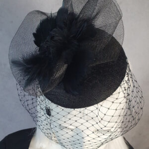Zwarte fascinator handgemaakt van sinamay, met crinoline haan veren en metalen diadeem, hoofdtooi - Perfect voor feestelijke gelegenheden