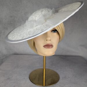 Handgemaakte pamela van natuurlijke vezels, wit met kant en tul, fascinator voor dames, trouwhoed, huwelijkshoed, zomerhoed