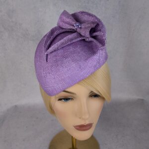 Handgemaakte paarse fascinator met strik voor dames, elegante vintage hoed, vervaardigd uit viscose, dameshoed, zomerse hoofddeksel